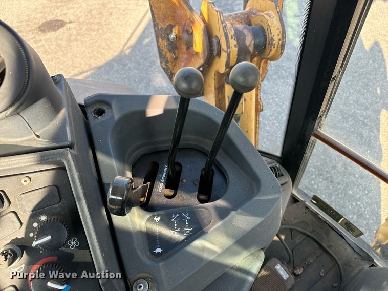 image for item DO1679 2004 John Deere 310G backhoe