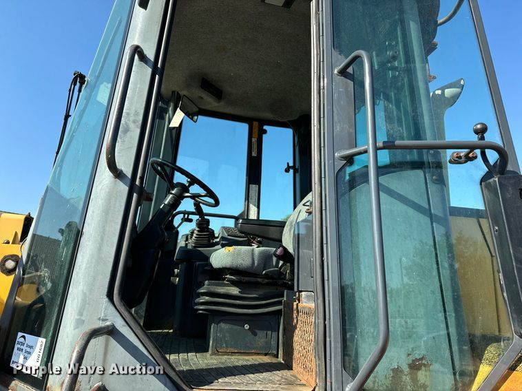 image for item DO1682 2005 John Deere 444J wheel loader