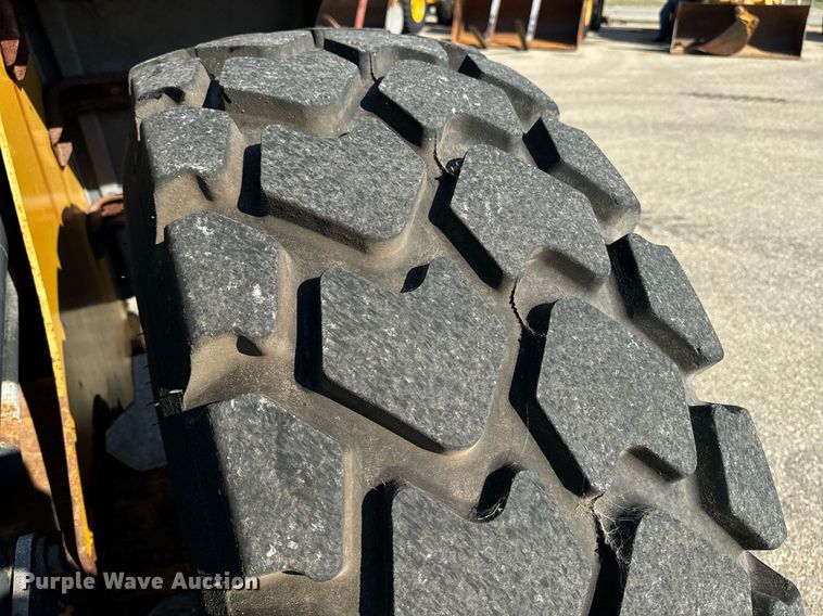 image for item DO1682 2005 John Deere 444J wheel loader