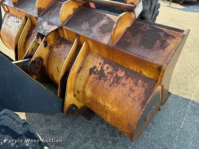 image for item DO1683 2005 John Deere 444J wheel loader