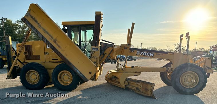 image for item DO1684 2001 John Deere 770CH motor grader