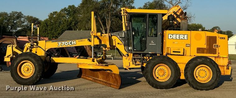 image for item DO1684 2001 John Deere 770CH motor grader