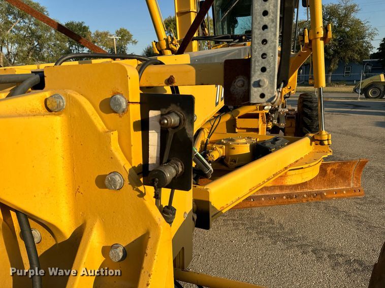 image for item DO1684 2001 John Deere 770CH motor grader