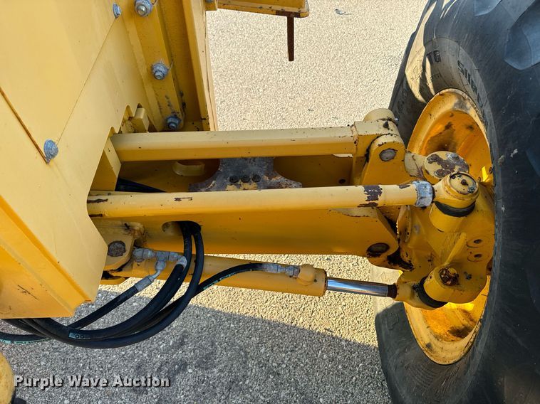 image for item DO1684 2001 John Deere 770CH motor grader