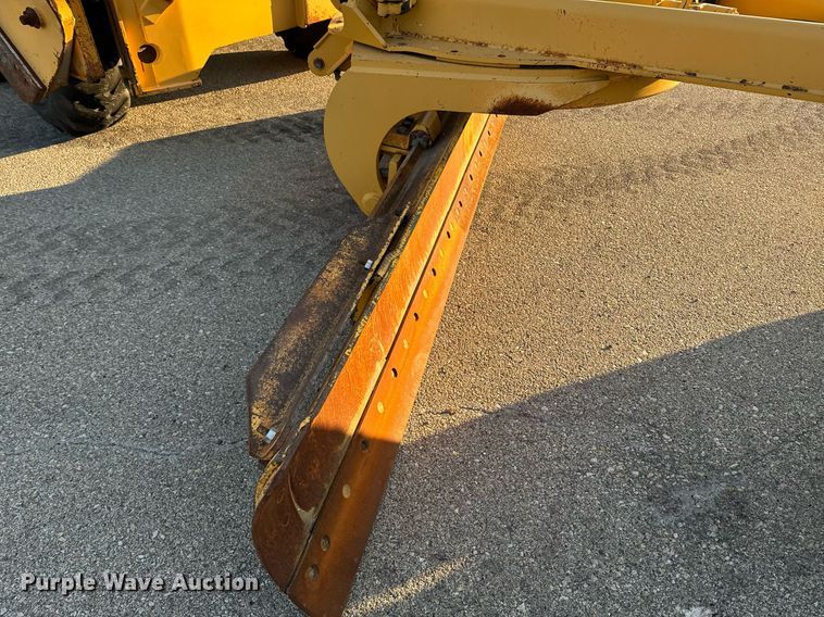 image for item DO1684 2001 John Deere 770CH motor grader