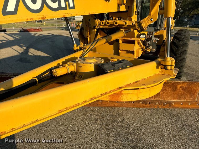 image for item DO1684 2001 John Deere 770CH motor grader