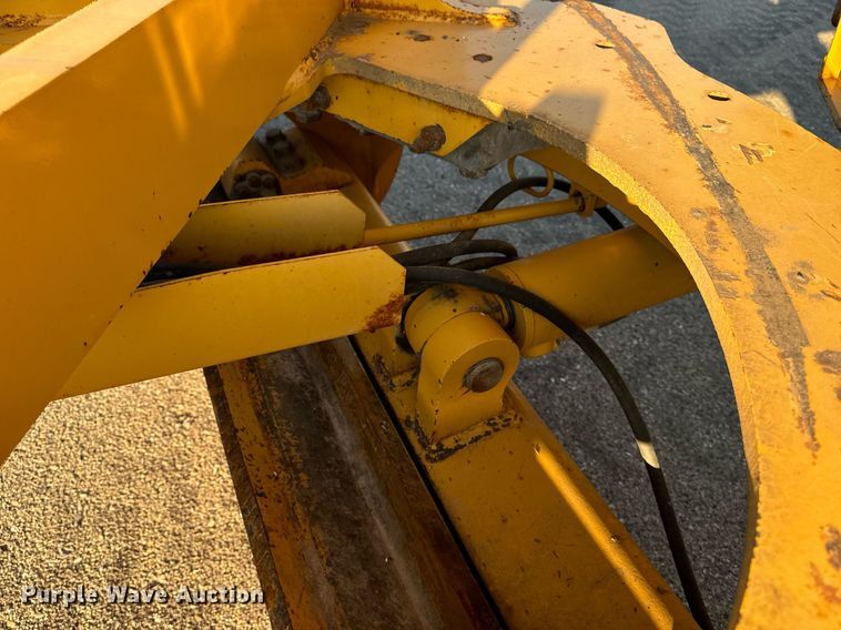 image for item DO1684 2001 John Deere 770CH motor grader