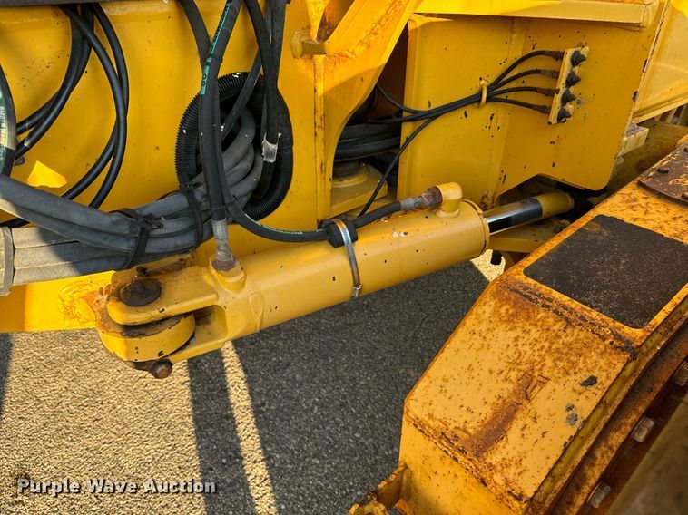 image for item DO1684 2001 John Deere 770CH motor grader