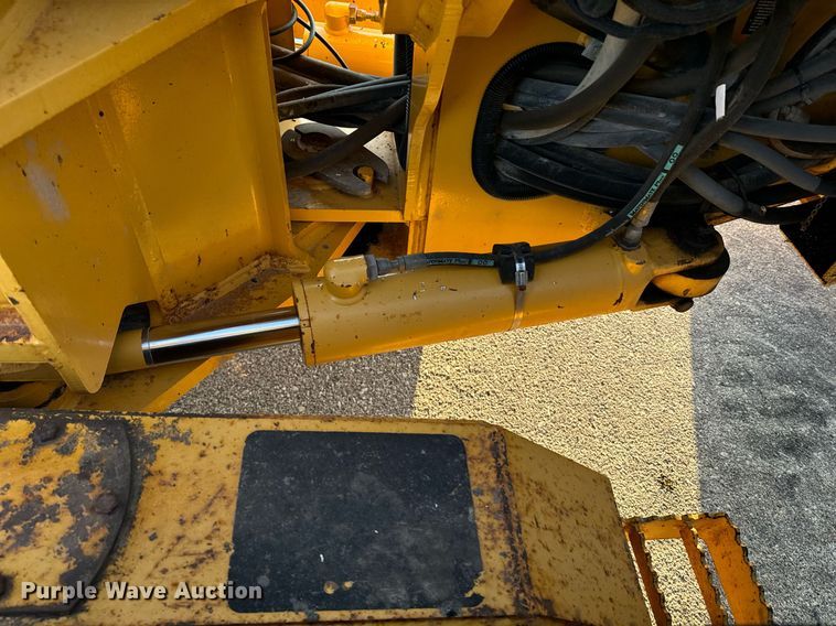 image for item DO1684 2001 John Deere 770CH motor grader