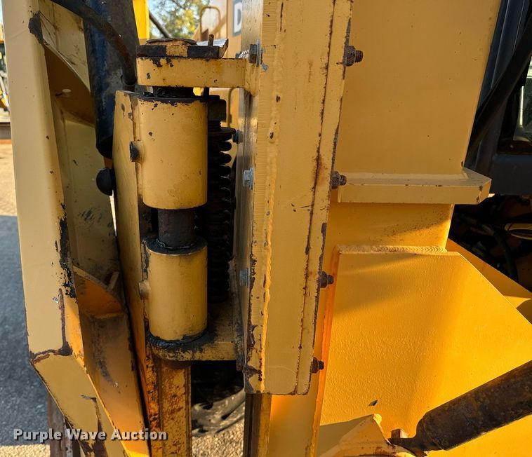 image for item DO1684 2001 John Deere 770CH motor grader