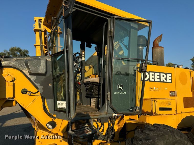 image for item DO1684 2001 John Deere 770CH motor grader