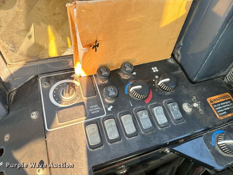 image for item DO1684 2001 John Deere 770CH motor grader