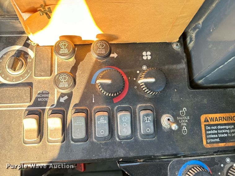 image for item DO1684 2001 John Deere 770CH motor grader