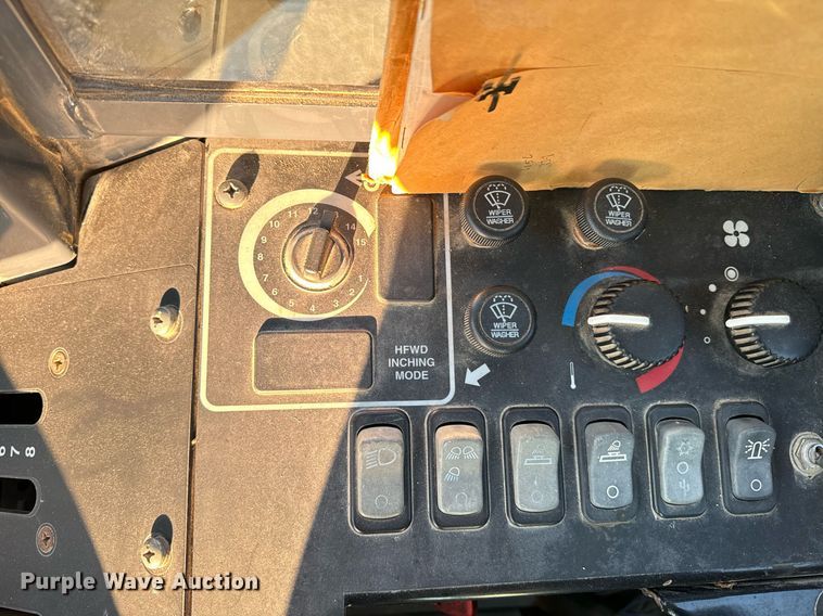 image for item DO1684 2001 John Deere 770CH motor grader