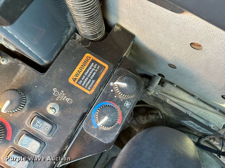 image for item DO1684 2001 John Deere 770CH motor grader