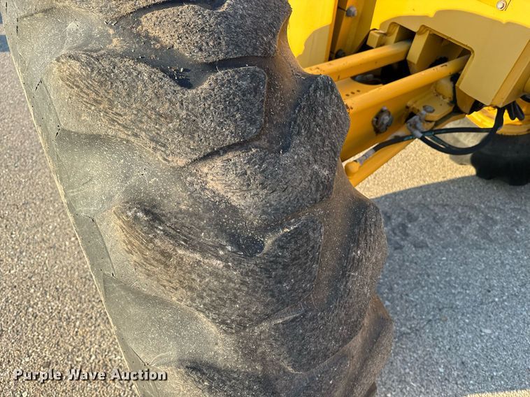 image for item DO1684 2001 John Deere 770CH motor grader