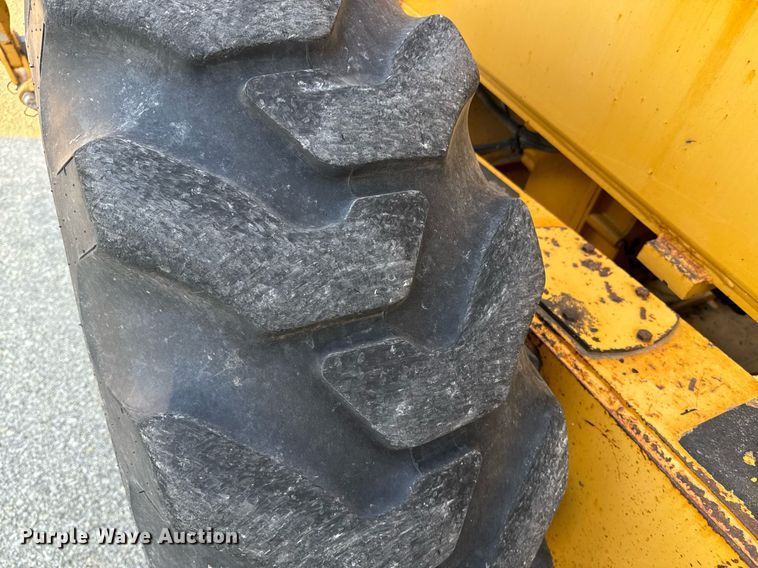 image for item DO1684 2001 John Deere 770CH motor grader