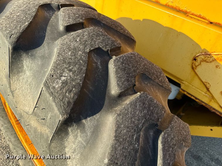 image for item DO1684 2001 John Deere 770CH motor grader