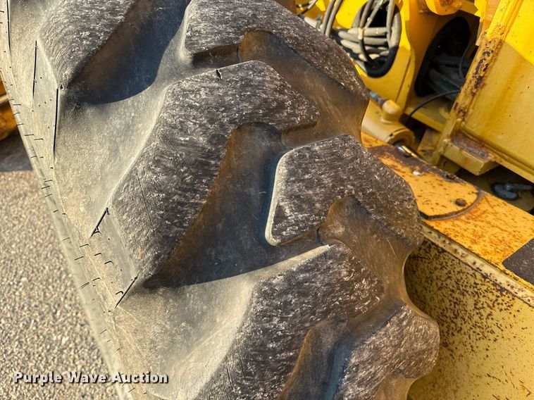 image for item DO1684 2001 John Deere 770CH motor grader