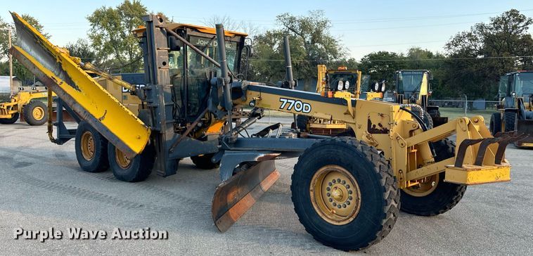 image for item DO1685 2006 John Deere 770D motor grader