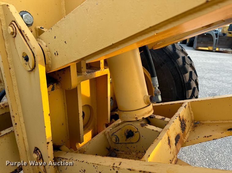 image for item DO1685 2006 John Deere 770D motor grader