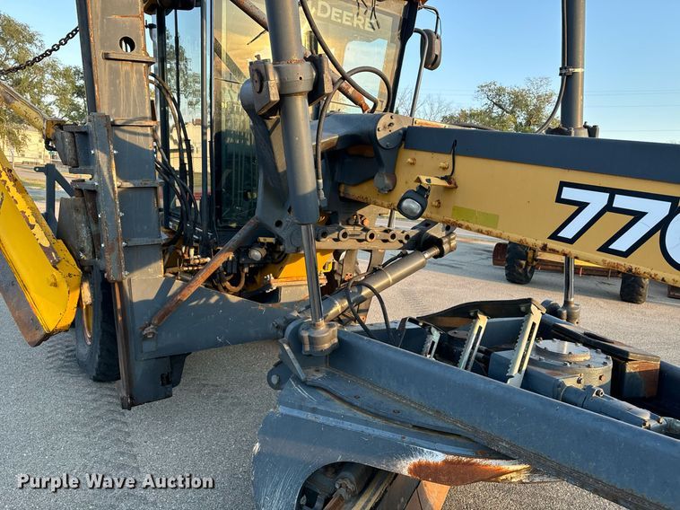 image for item DO1685 2006 John Deere 770D motor grader