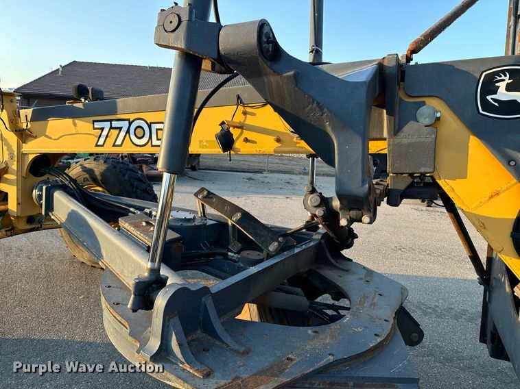 image for item DO1685 2006 John Deere 770D motor grader