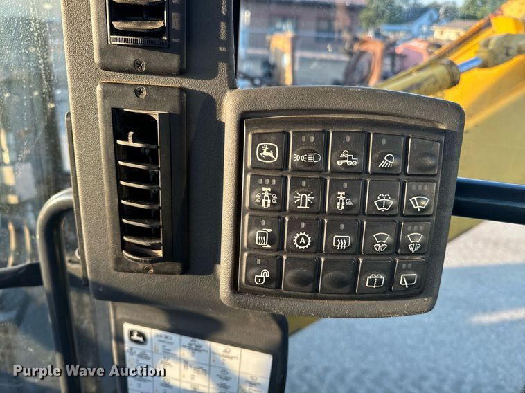 image for item DO1685 2006 John Deere 770D motor grader