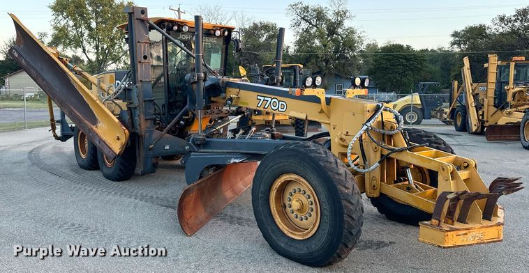 image for item DO1686 2006 John Deere 770D motor grader