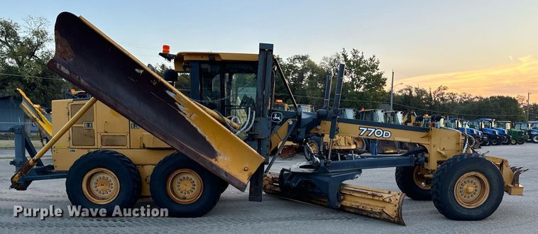 image for item DO1686 2006 John Deere 770D motor grader