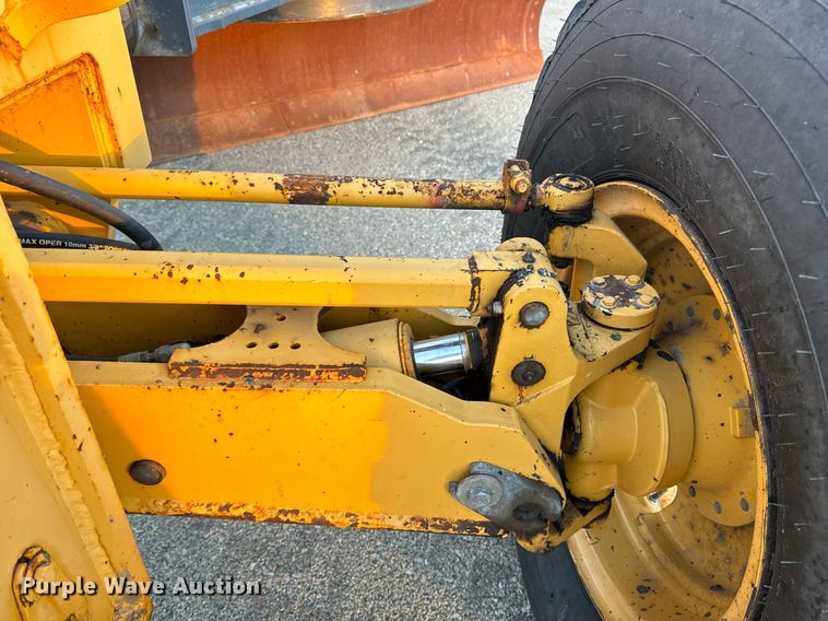 image for item DO1686 2006 John Deere 770D motor grader