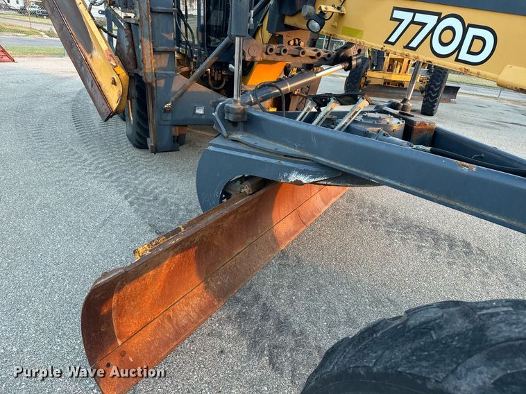 image for item DO1686 2006 John Deere 770D motor grader