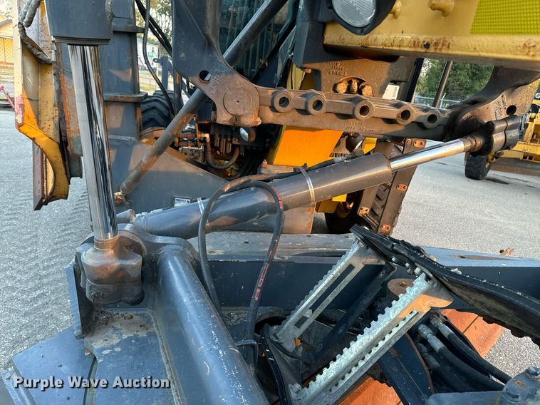 image for item DO1686 2006 John Deere 770D motor grader