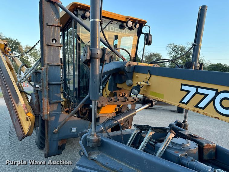 image for item DO1686 2006 John Deere 770D motor grader