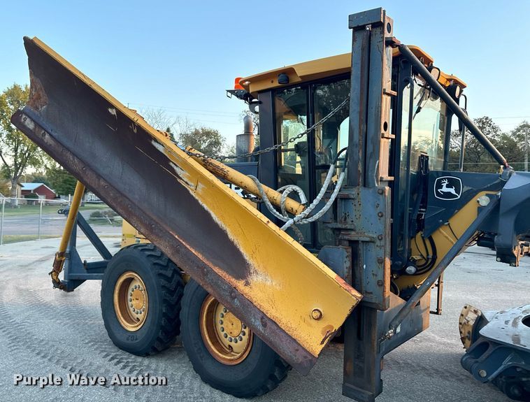 image for item DO1686 2006 John Deere 770D motor grader