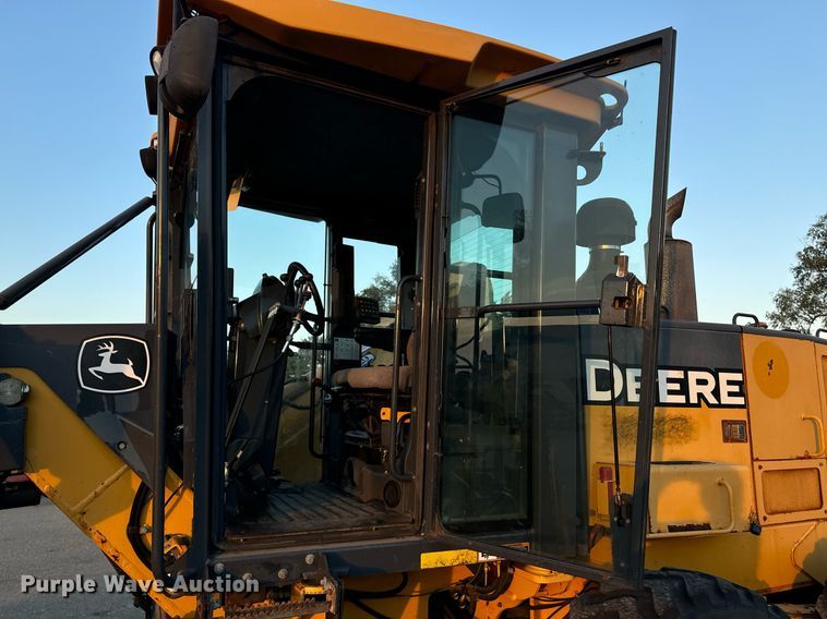 image for item DO1686 2006 John Deere 770D motor grader