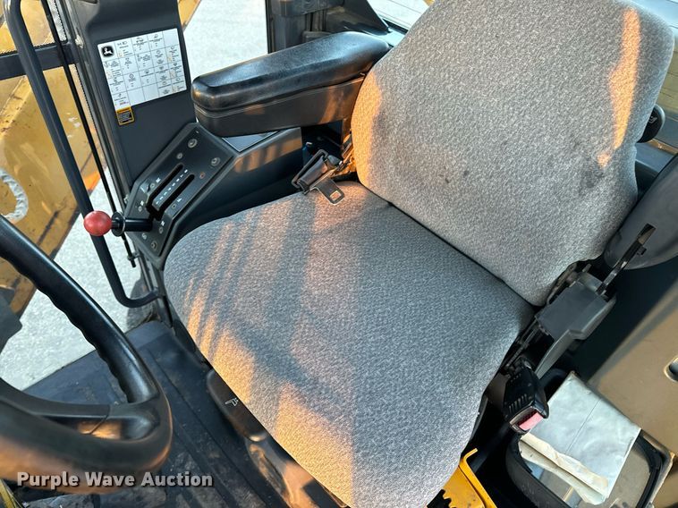 image for item DO1686 2006 John Deere 770D motor grader