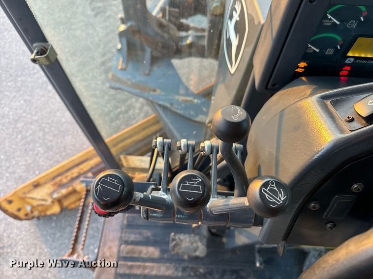 image for item DO1686 2006 John Deere 770D motor grader