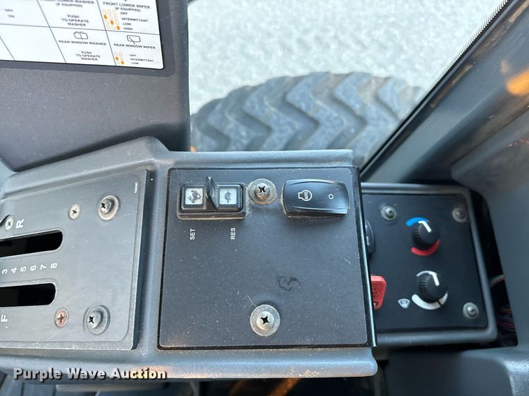 image for item DO1686 2006 John Deere 770D motor grader