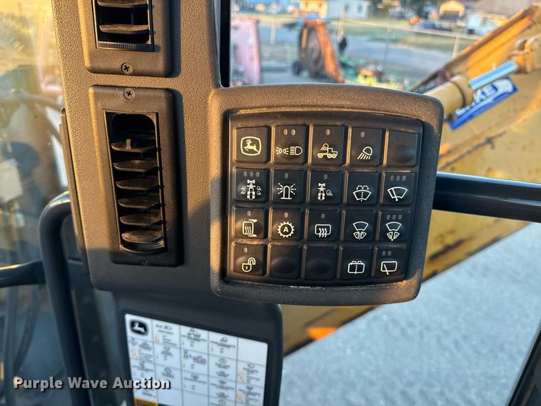 image for item DO1686 2006 John Deere 770D motor grader