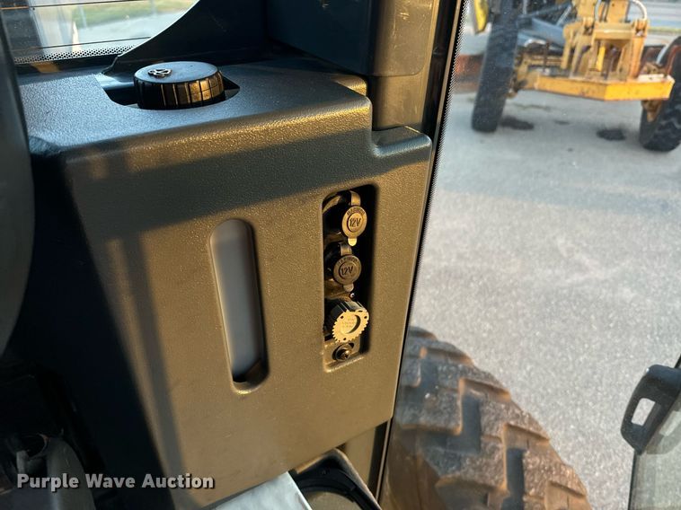 image for item DO1686 2006 John Deere 770D motor grader