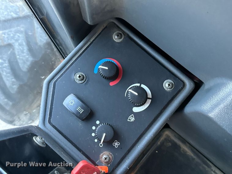 image for item DO1686 2006 John Deere 770D motor grader