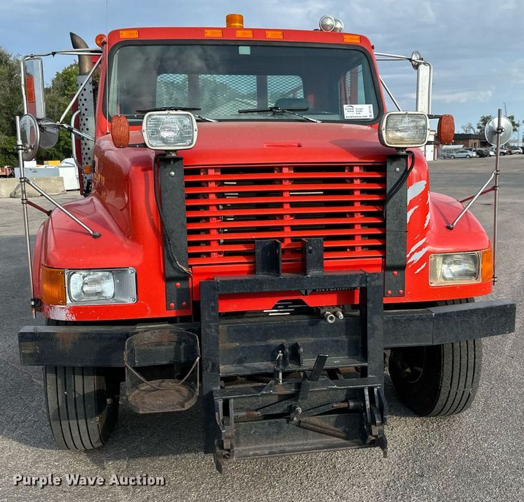 image for item DO1707 1997 International 4900 scissor lift truck