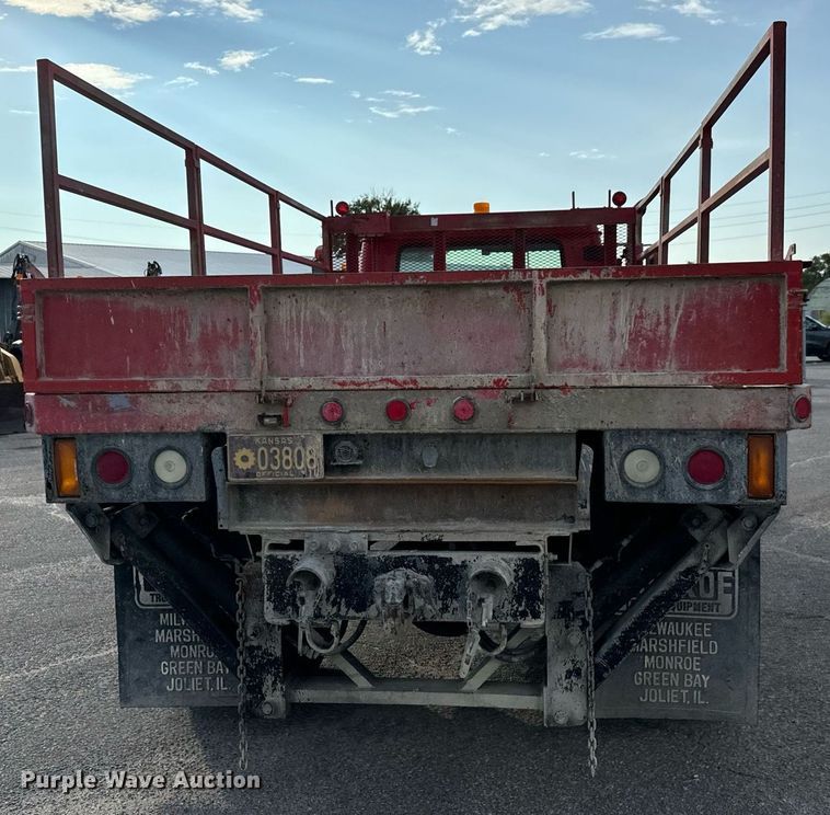 image for item DO1707 1997 International 4900 scissor lift truck