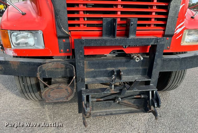 image for item DO1707 1997 International 4900 scissor lift truck