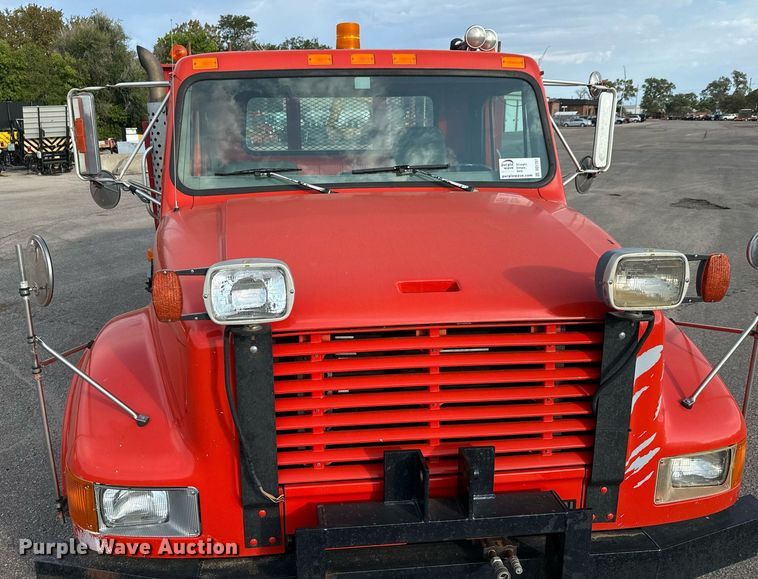 image for item DO1707 1997 International 4900 scissor lift truck