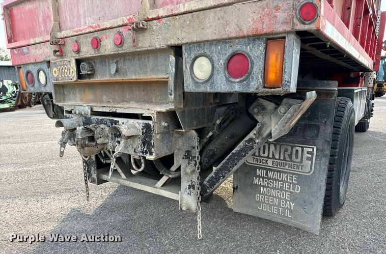 image for item DO1707 1997 International 4900 scissor lift truck