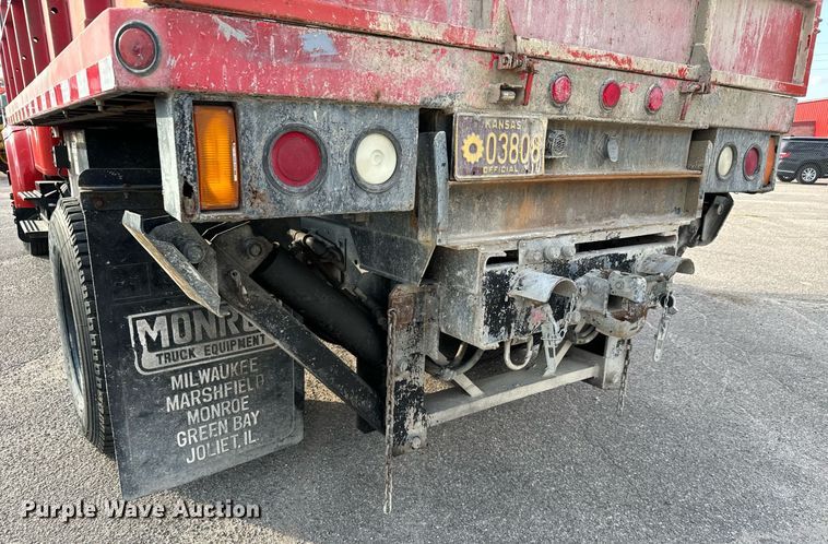 image for item DO1707 1997 International 4900 scissor lift truck