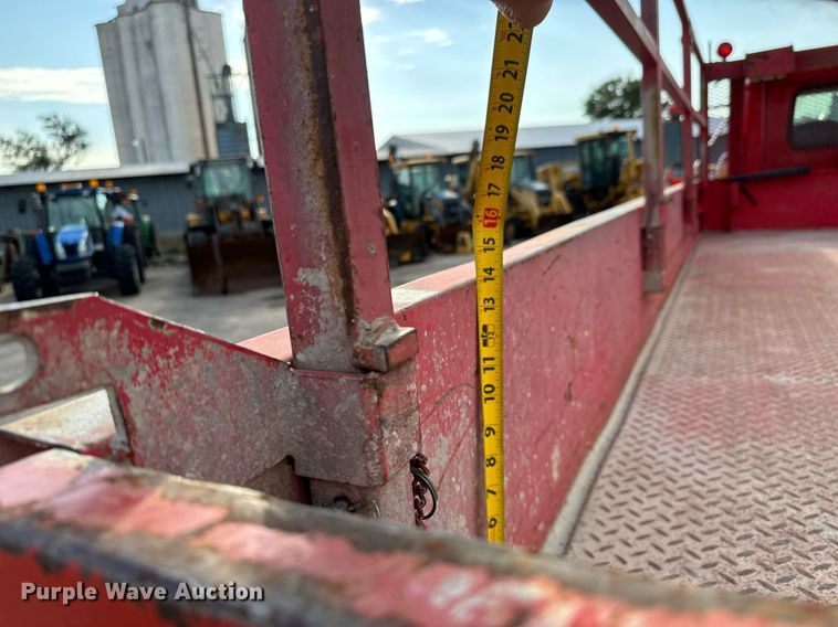 image for item DO1707 1997 International 4900 scissor lift truck