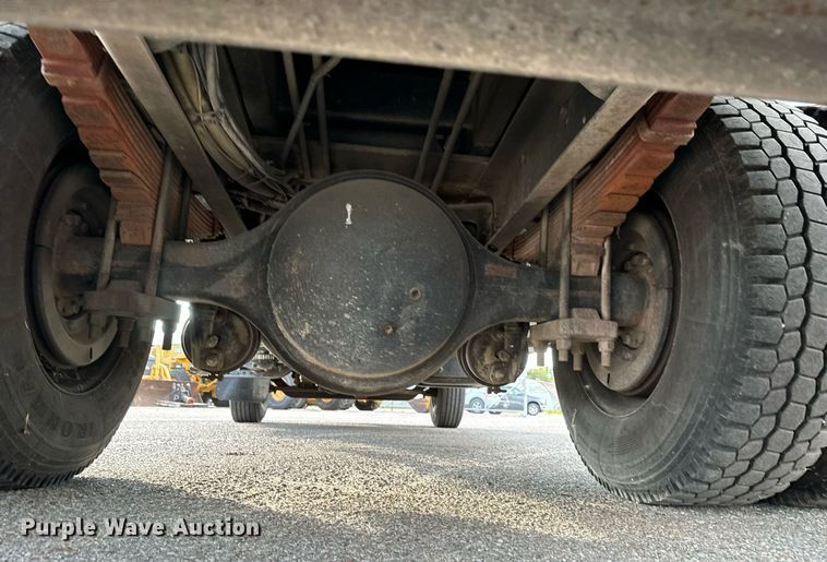 image for item DO1707 1997 International 4900 scissor lift truck